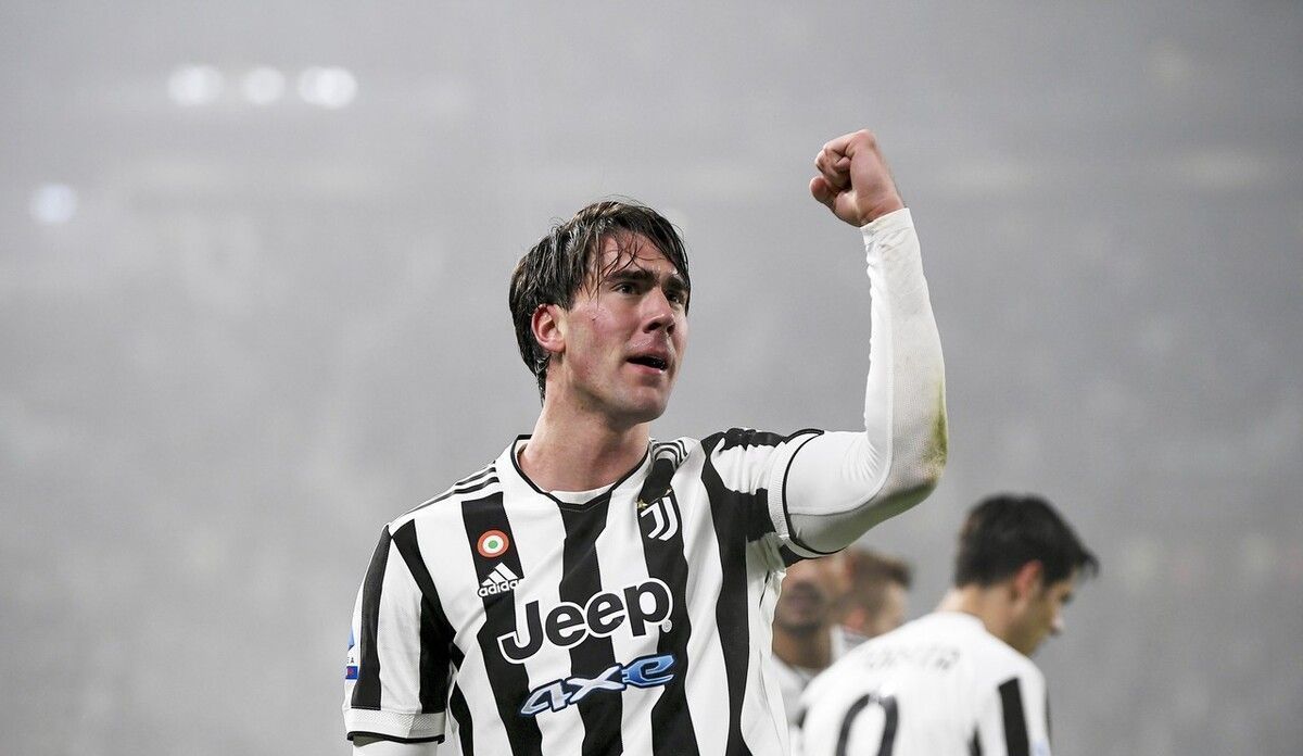 “封神”助力续航绿茵梦想，新鹏城与台铃举行车辆交付仪式