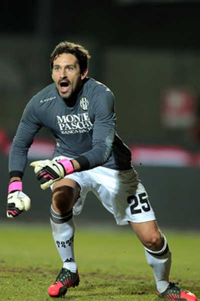 里程碑，海港中场徐新已为中国俱乐部出战200场比赛