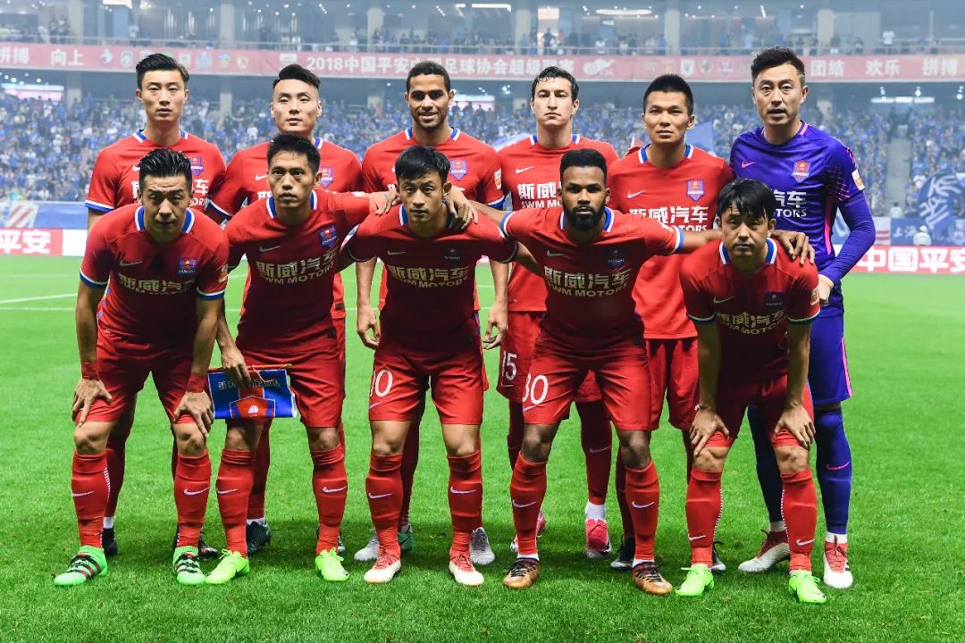 拜仁积极追求梅努，欲将其打造成欧冠核心，但曼联与意甲球队争夺，形势激烈。